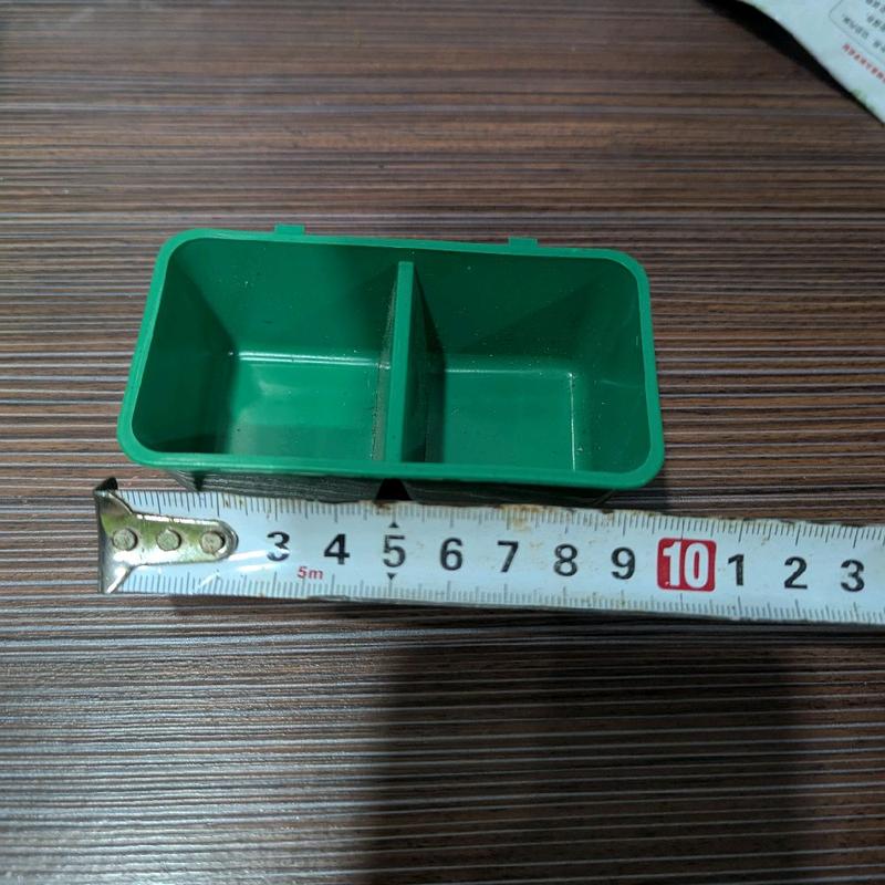 Khay thức ăn nhỏ 2 ngăn treo chuồng thú cưng 4