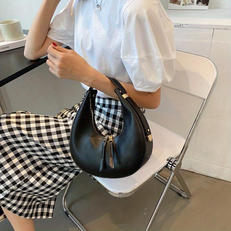 Product Introduction of Classic Design Ladies Crossbody Shoulder Bag Textured And Atmospheric Ladies Bag Simple Zipper Solid Color Crescent Bag Large Capacity Retro Handbag PU Leather Underarm Bag 17