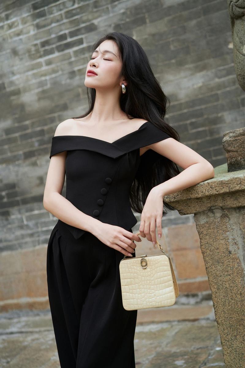 Product Introduction of Vella Fashion - Quần culottes nữ đen / trắng có túi VQ23140 35