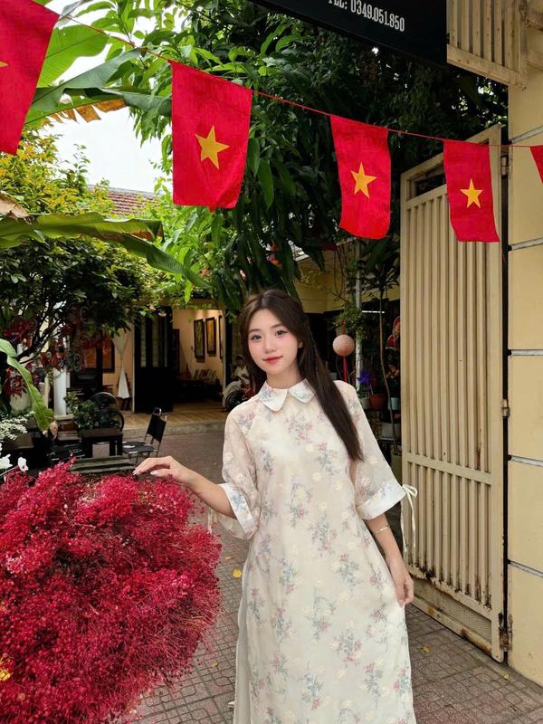 Set áo dài hoạ tiết hoa thêu cổ sen form suông tay đính nơ kèm quần phi bóng - Lạc Hà