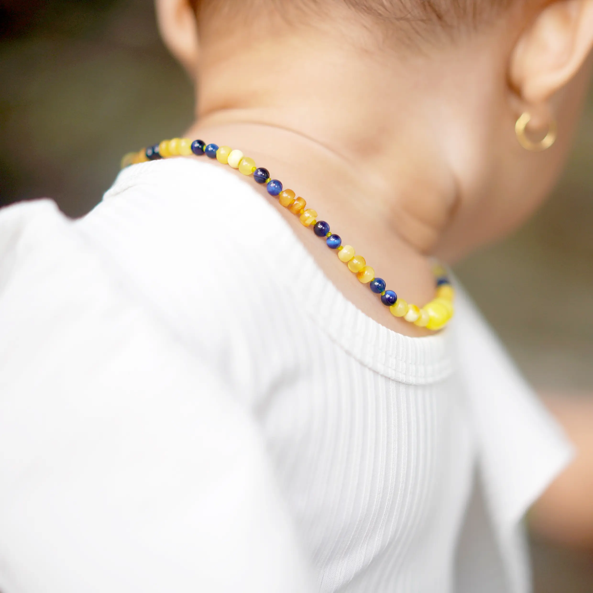 Kalung Amber Tumbuh Gigi Bayi dengan Sodalite By Carlis Baby. AGL45