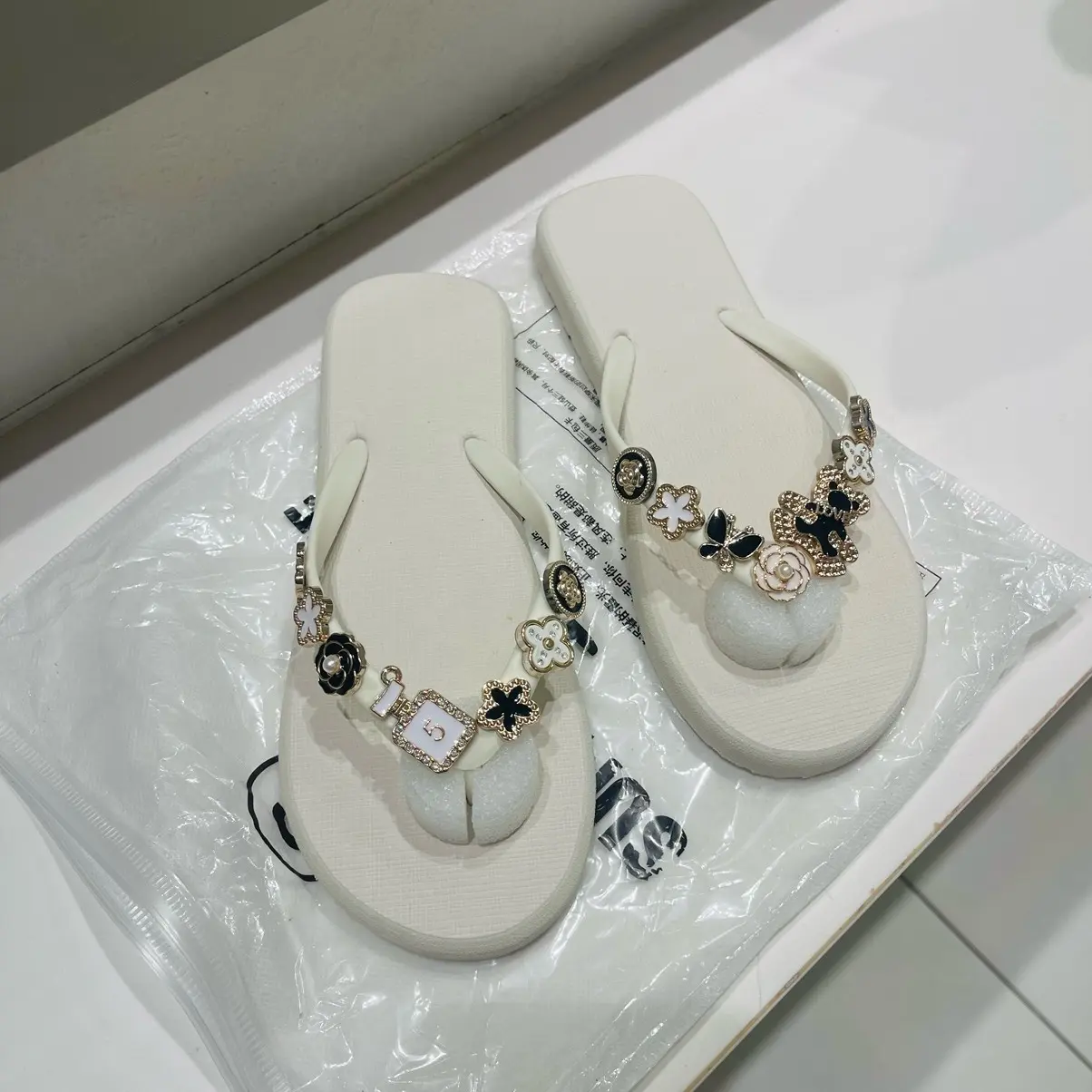 Dép tông xỏ ngón gắn 14 charm sang chảnh. 2 màu đế êm đi chơi,đi biển DéP Nữ