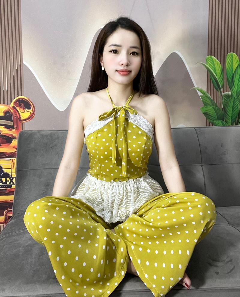 Product Introduction of Bộ lụa yếm phối ren, lụa latin mềm, mịn ko nhăn. Quần có túi freesize cho chị e từ 40-58kg Áo 6