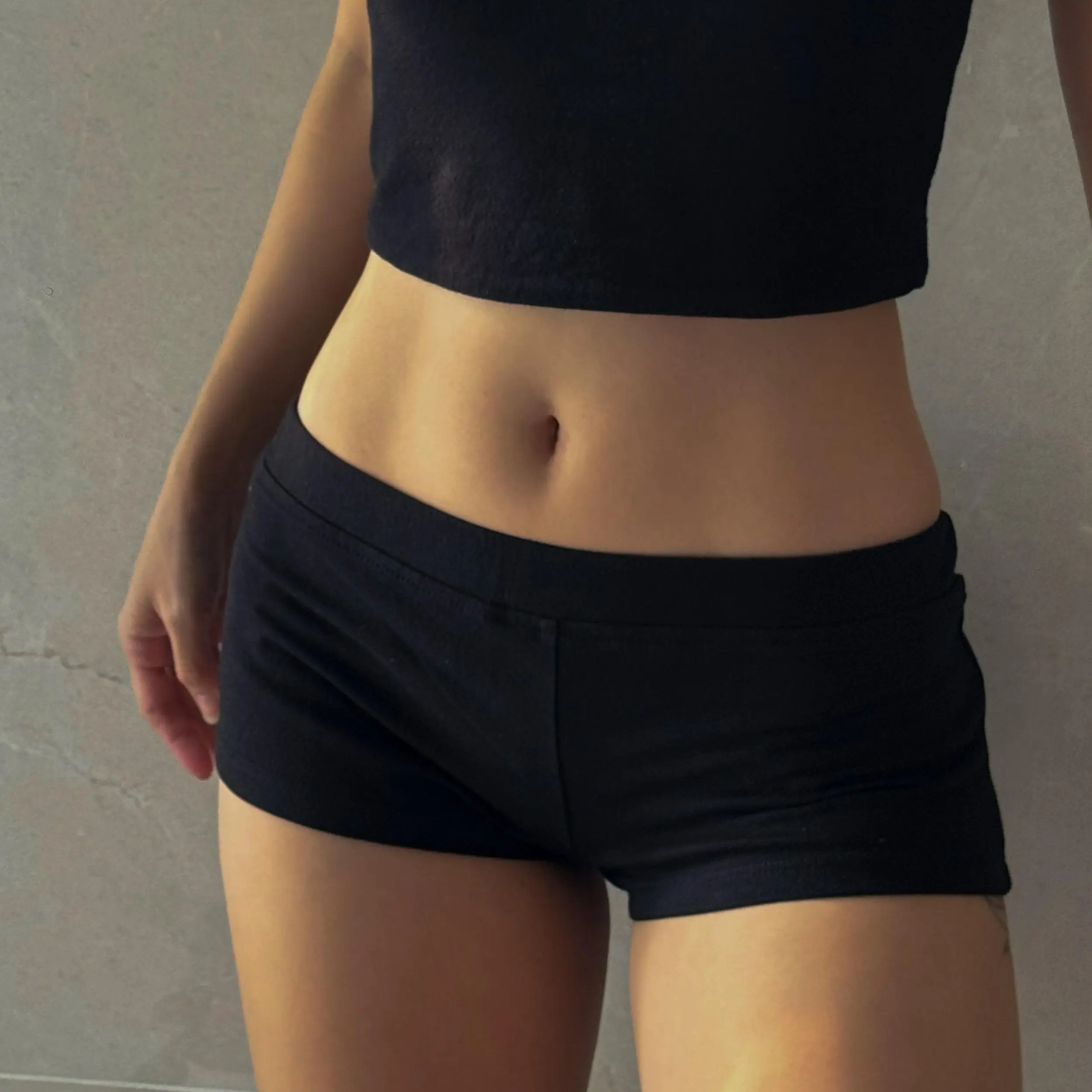 bananabu | Quần đùi ngắn cotton mini shorts màu đen cạp trễ mùa hè