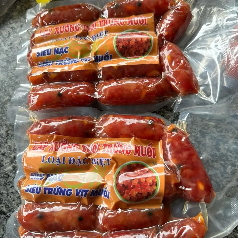 1Kg Lạp xưởng TRỨNG MUỐI (KHÔNG QUÀ )truyền thống sấy dẻo 80% nạc đặc sản - vị mặn ngọt - đóng gói hút chân không 1kg là 2 tui ,