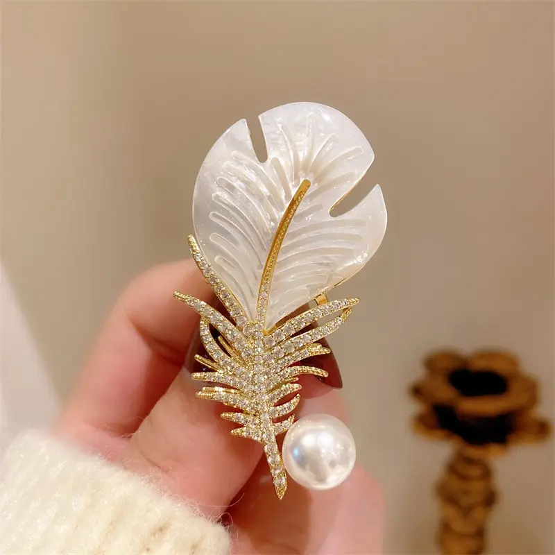 Fashion Crystal Shell Feather Brooch Pins For Women Luxury White Pearl Gold Color Party Wedding Gifts Clothing Accessories