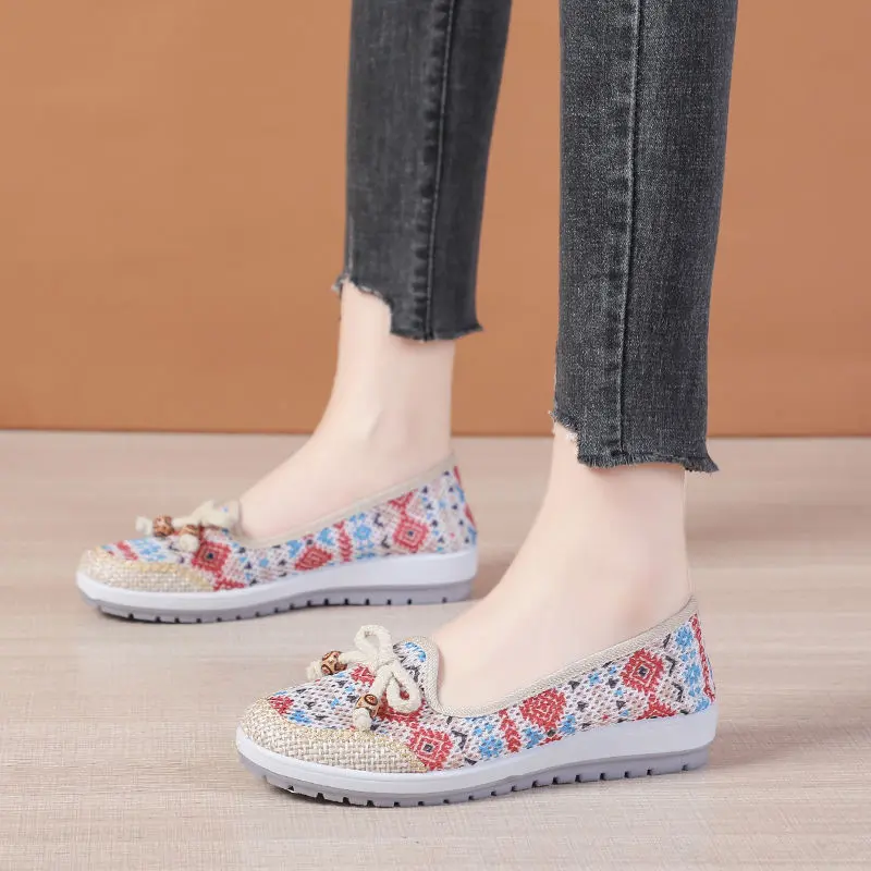 Giày Vải, Phong Cách Mùa Hè, Dành Cho Phụ Nữ, Đế Mềm, Không Trơn Trượt, Giày Cho Mẹ, Thoáng Khí, Khoét Lỗ, Dép Trung Người Già Và Cao Tuổi, Giày Bà Già Đế Bằng 7