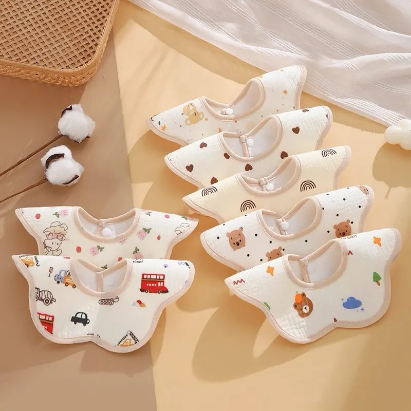 Yếm tròn xoay 360 cho bé chất liệu cotton mềm mịn thấm hút tốt, mặt dưới chống thấm và có cúc bấm 8