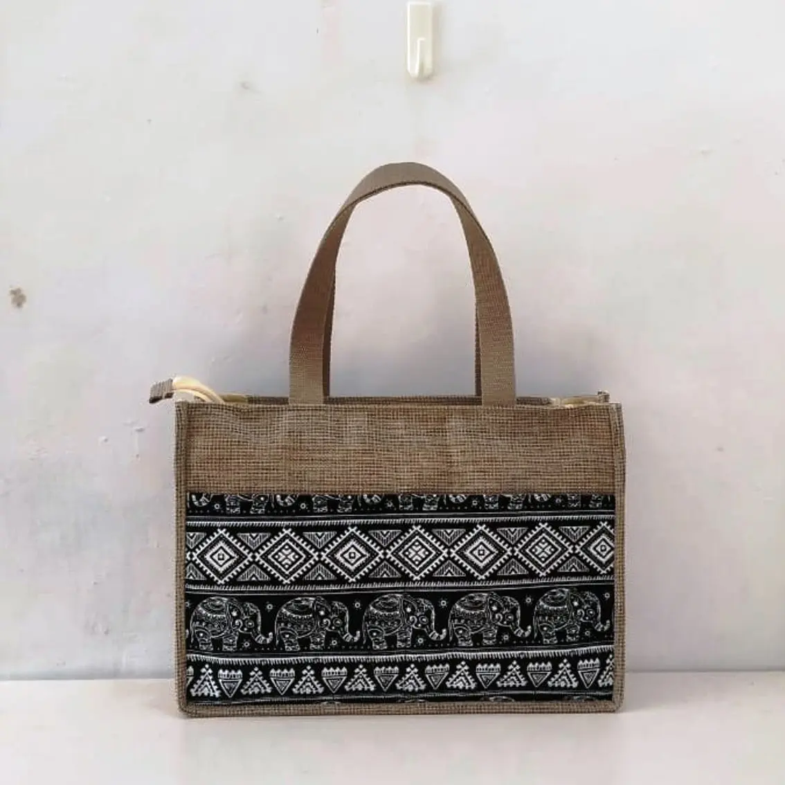 TAS KANVAS TAS GONI TOTEBAG KANVAS TOTEBAG GONI HANDBAG KANVAS HANDBAG GONI TAS KANVAS KOMBINASI GONI TAS GONI JOGJA TAS GAIL JOGJA TAS KANVAS JOGJA MOTIF GAJAH LATAR HITAM RIENS COLLECTIONS