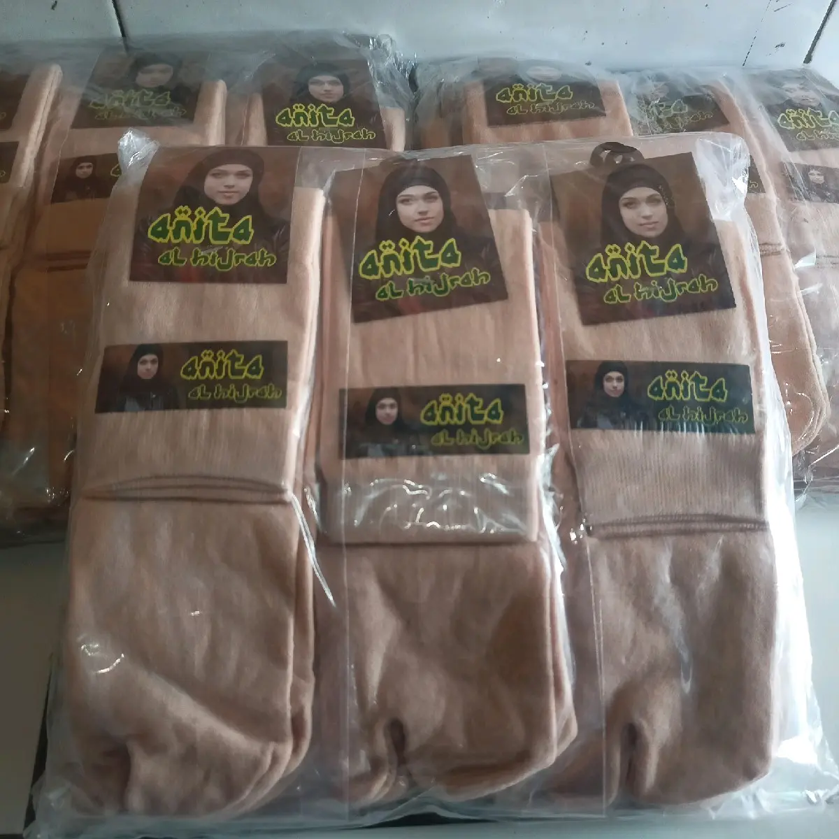 Kaos kaki jempol sebetis Wanita