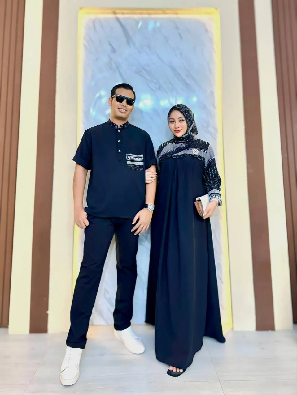 Ellena Gamis Set Couple Free Hijab Segiempat Motif Ethnic Matt. Lionel Grade A Premium by Faradina Baju Ibu Keluarga Koko Muslim Sarimbit Polos Kombinasi Pendek Lebaran