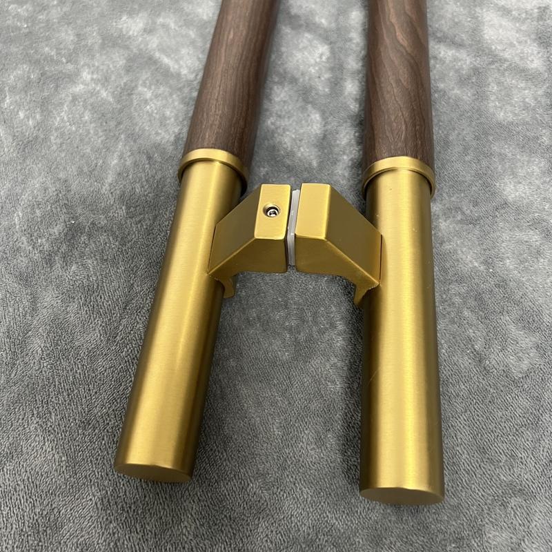 Product Introduction of Tay nắm cửa tròn màu đen đầu màu vàng, bằng inox đế lệch tâm Windragon  lắp cửa kính cường lực ,cửa nhôm hệ thủy lực và gỗ mẫu hót 2024 12