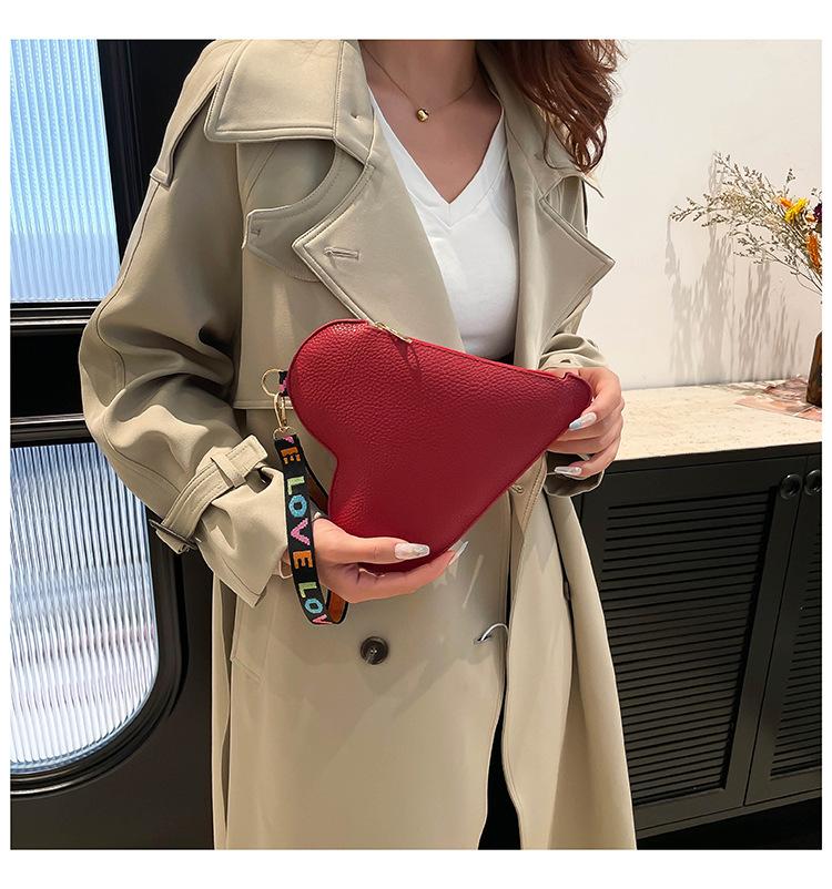 Product Introduction of Special-Interest Design Love 2024 Winter New Good-looking This Year's Popular Coin Purse Clutch Korean Women Bag Tide 11