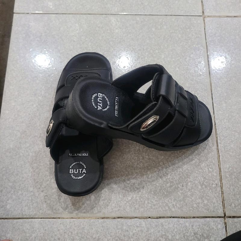 Dép da thái nam hiệu Buta. hàng đúc liền giữa quai và đế có 2 màu. size 38 đến 42 2