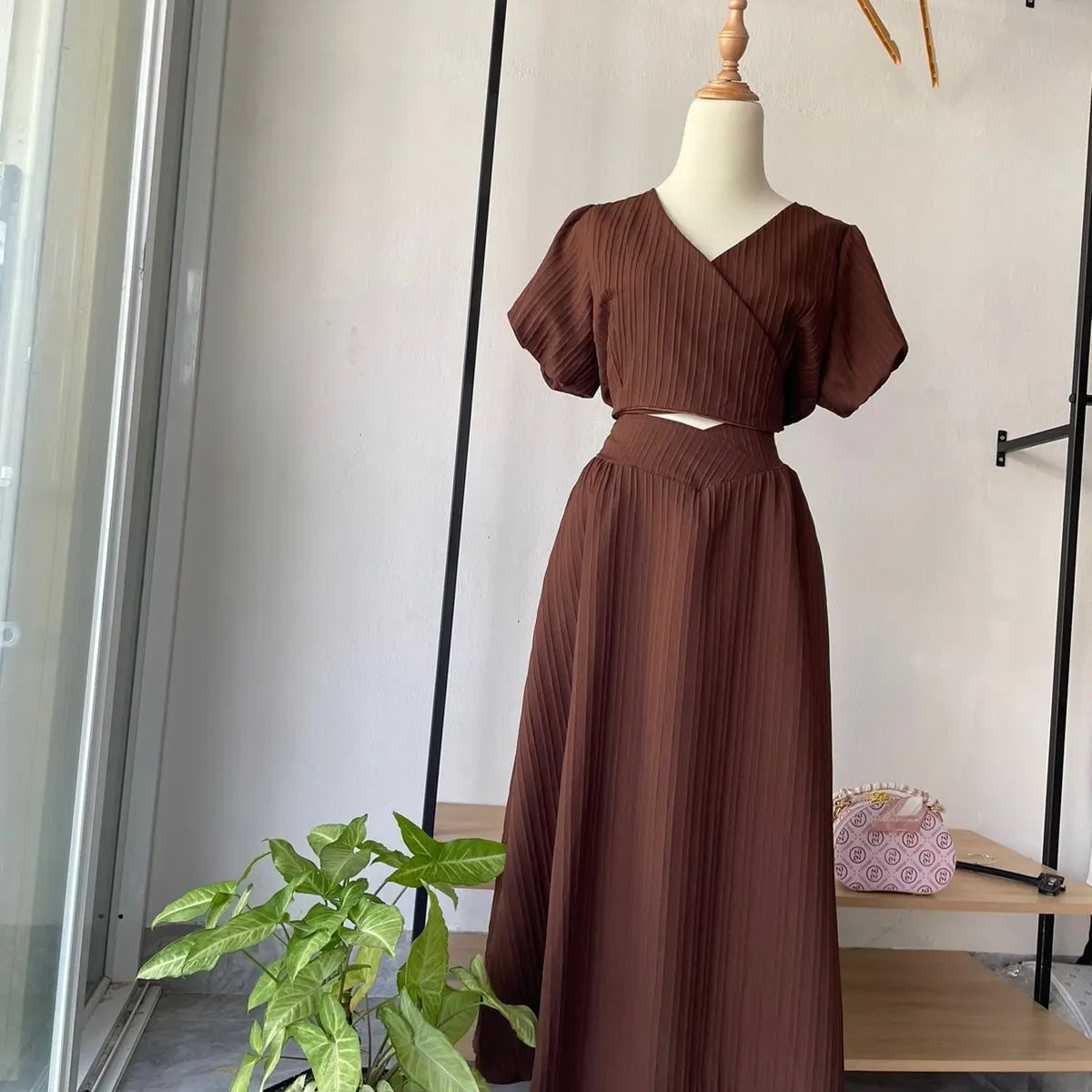 Sét áo cổ v thắt nơ sau lưng kèm chân váy dài có túi