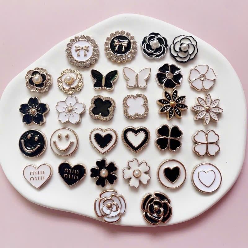 Set Charm 14 Hình Đá Đen Và Gấu Nâu Lấp Lánh Gắn Dép Sục cham