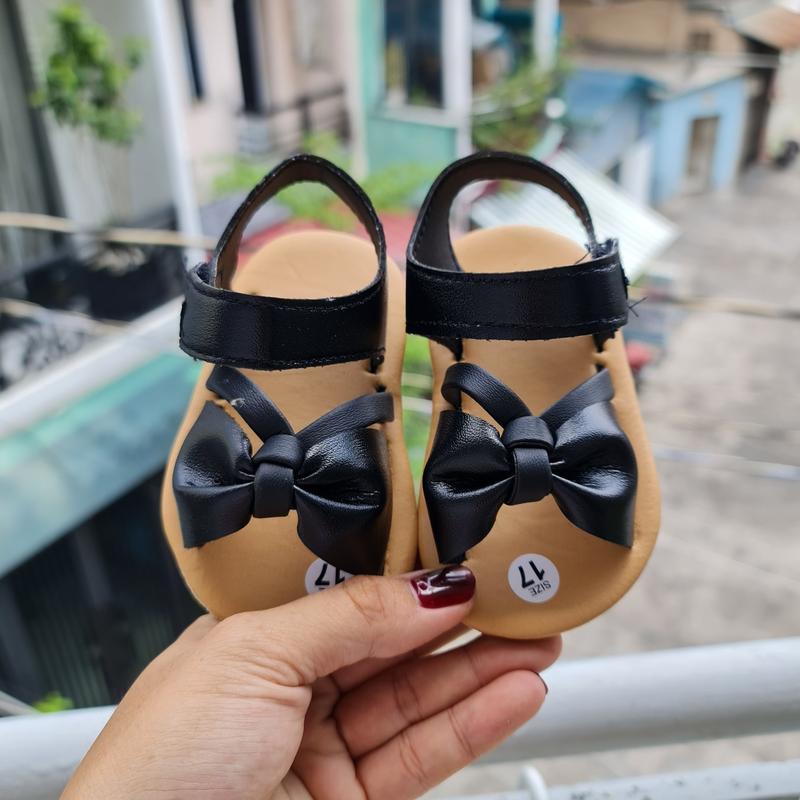 Giày quai dán nơ đen cho bé gái chất da mềm- tăng 1 size chiều ngang nhỏ Kem Sandal Dép Sandal