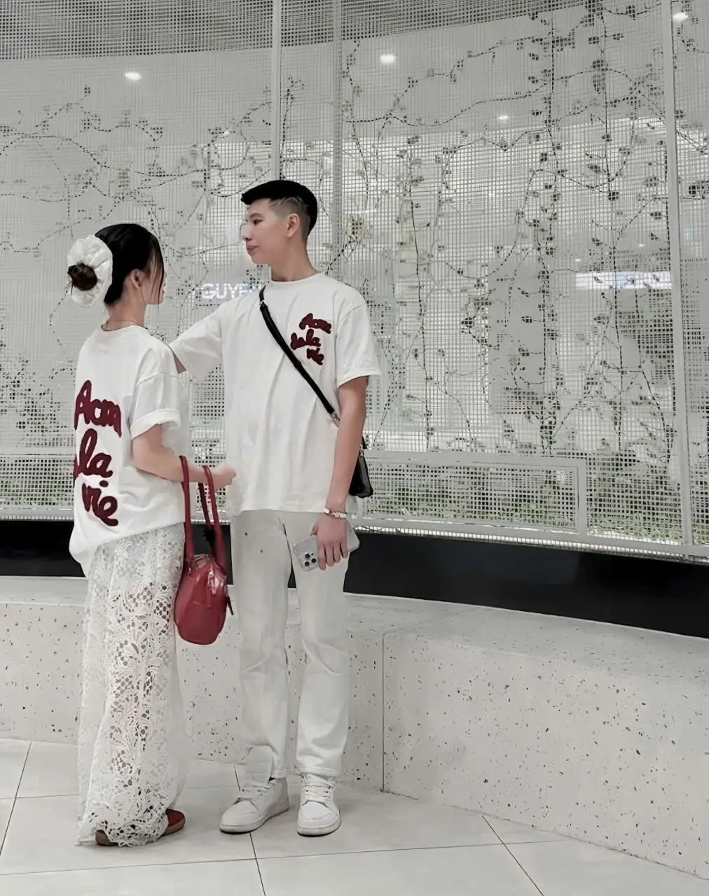TRENDYBOUTIQUE- Áo phông cộc chữ đỏ thêu xù
