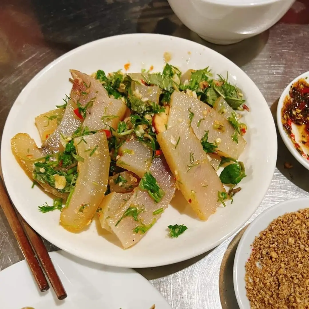 Da trâu muối chua gói 1kg gồm 600g da trâu ngâm trong 400g nước Cay