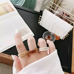 CINCIN LISA AMBER ACRILYK AKSESORIS FASHION WANITA CEWEK Gelang Palsu