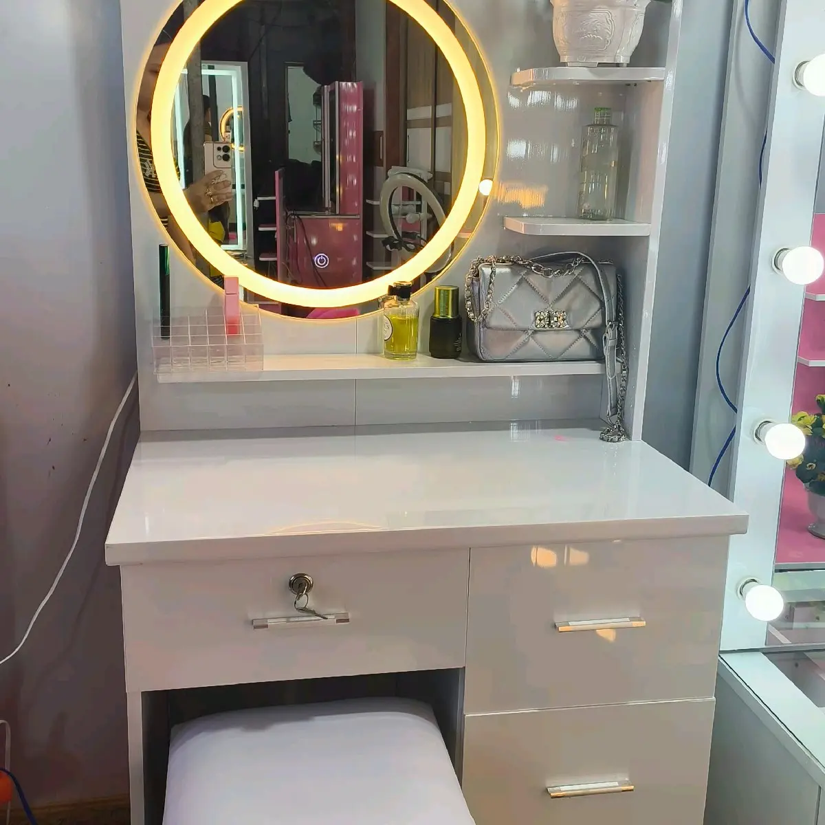bàn trang điểm gương đèn led