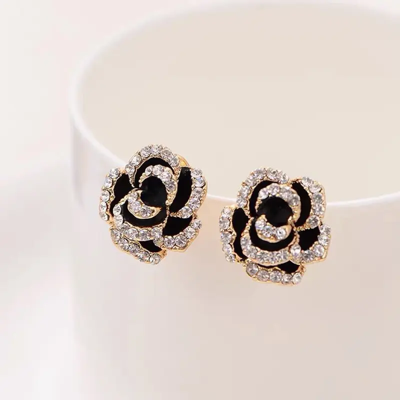 Light luxury and high-end temperament, socialite black flower earrings 2025 new popular style, versatile and exquisite earrings