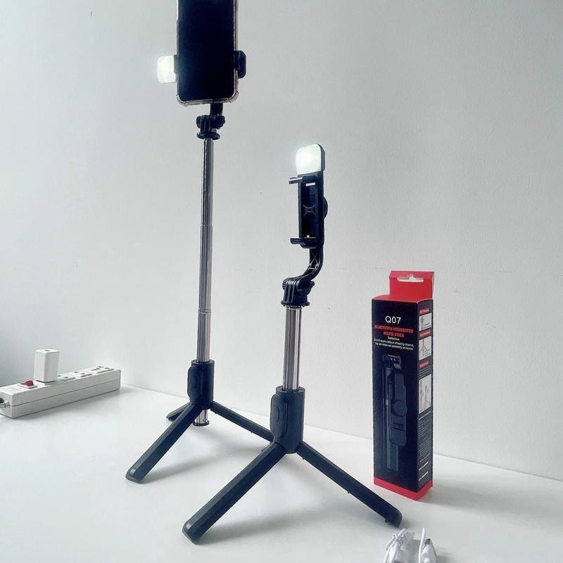 Gậy Selfie Q07 có đèn - Gậy chụp ảnh Bluetooth đa năng - Tích hợp tripod 3 chân 3