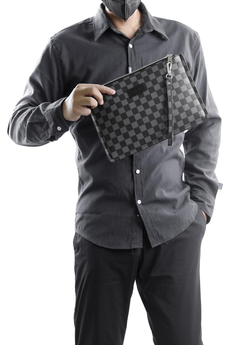 Product Introduction of New Men's Personalized Clutch Chessboard Grid Contrast Color and Versatile Trendy Clutch Large Capacity Mobile Phone Bag Wholesale 1