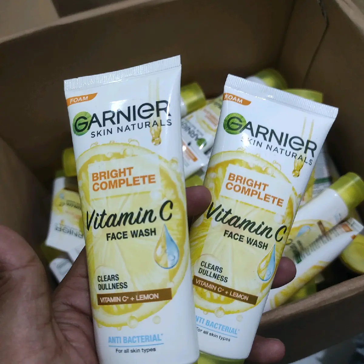 isi 2 garnier bright complet vitamin c 100 ml Membersihkan