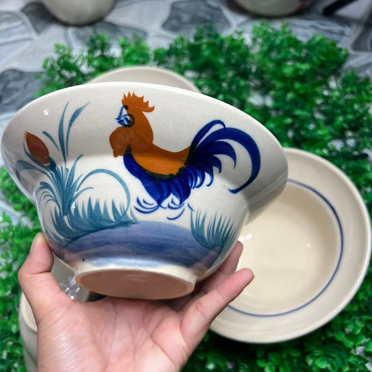 Tô  chiết yêu vẽ hình gà bên ngoài