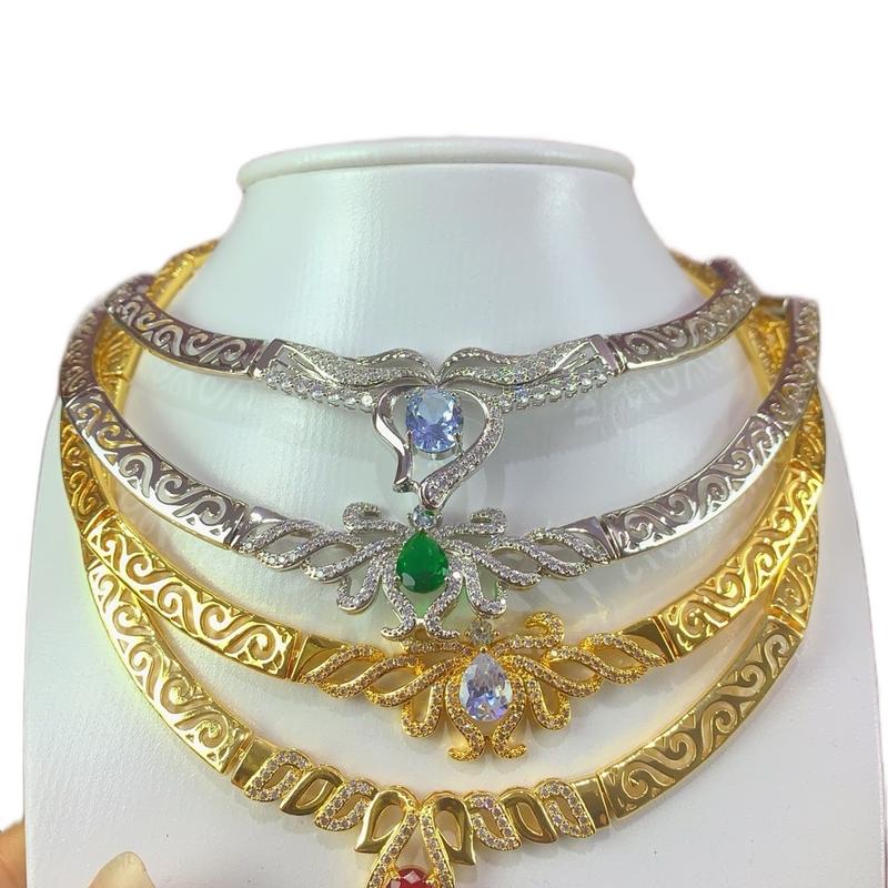 Kiềng  cổ mềm dẹt mạ vàng 18 k , mạ bạch kim , có gắn mặt  đá các màu xanh, trắng, đỏ 1