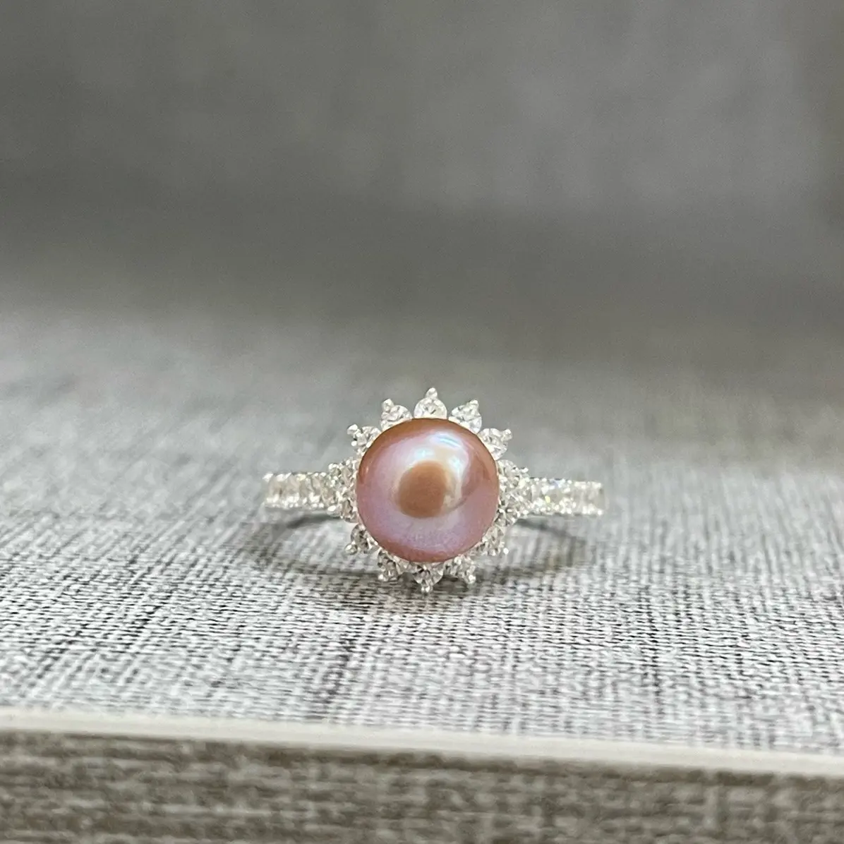 Các mẫu nhẫn ngọc trai trẻ đẹp, ngọc trai nước ngọt cao cấp, ngọc trai thật với độ bóng cao, chế tác bạc 925