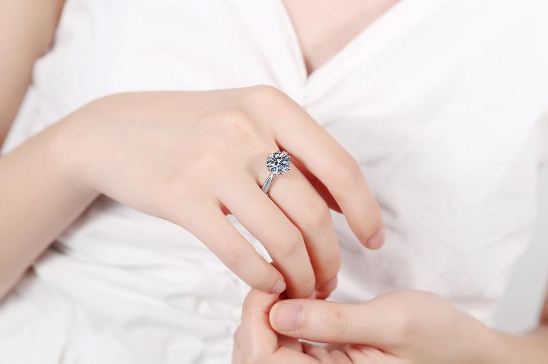Product Introduction of S925 Sterling Silver Ring Female 3 Karat Moissanite Ring Six Claw Moissanite 6