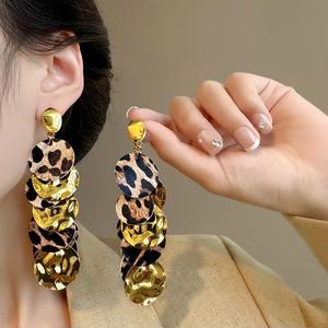 Kẹp Tai Không Xỏ Lỗ Họa Tiết Da Báo Tua Rua, Phong Cách Cô Gái Nóng Bỏng, Bông Tai Kim Loại Dài Cỡ Lớn Cá Tính, Hàng Mới Về 2025, Hoa Tai Ngầu Ngọt Ngào