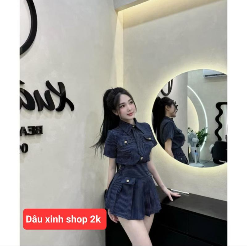 Product Introduction of Sét áo sơ mi kẻ sọc đính nút kèm cà vạt Mix chân váy xếp li xinh xắn. 4
