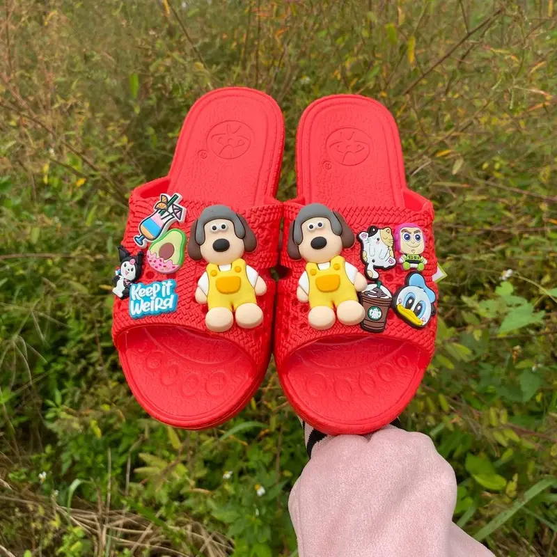 Dép tổ ong Kèm 2 Chó và 8 sticker với nhiều màu yêu thích,charm dễ thương cho khách tha hồ lựa chọn size 35 đến 43 5