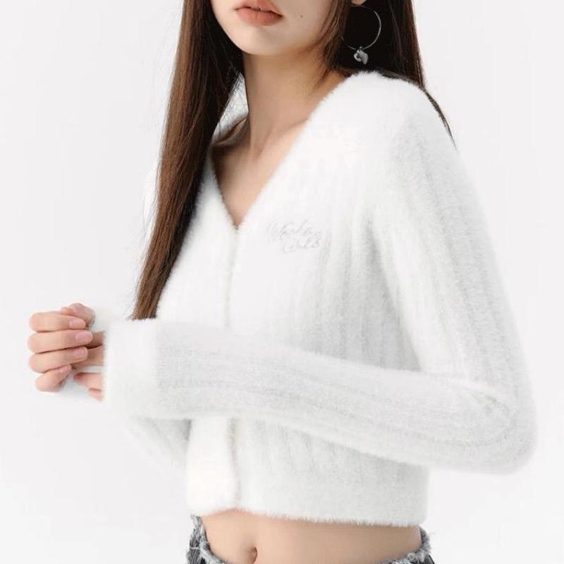 Áo len cardigan lông mềm freesize 4 màu vàng hồng nhạt trắng đen nữ tính phong cách Hàn Quốc thời trang nữ Famos 5