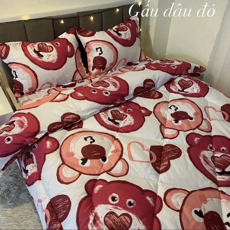 Mẫu Gấu Dâu Đỏ   Sét 5 Món Gồm : 1 Chăn 2 Vỏ Gối Đầu 1 Vỏ Gối Ôm  1 Ga Chun Bọc Nệm 1m2,1m4,1m6,1m8,2m    