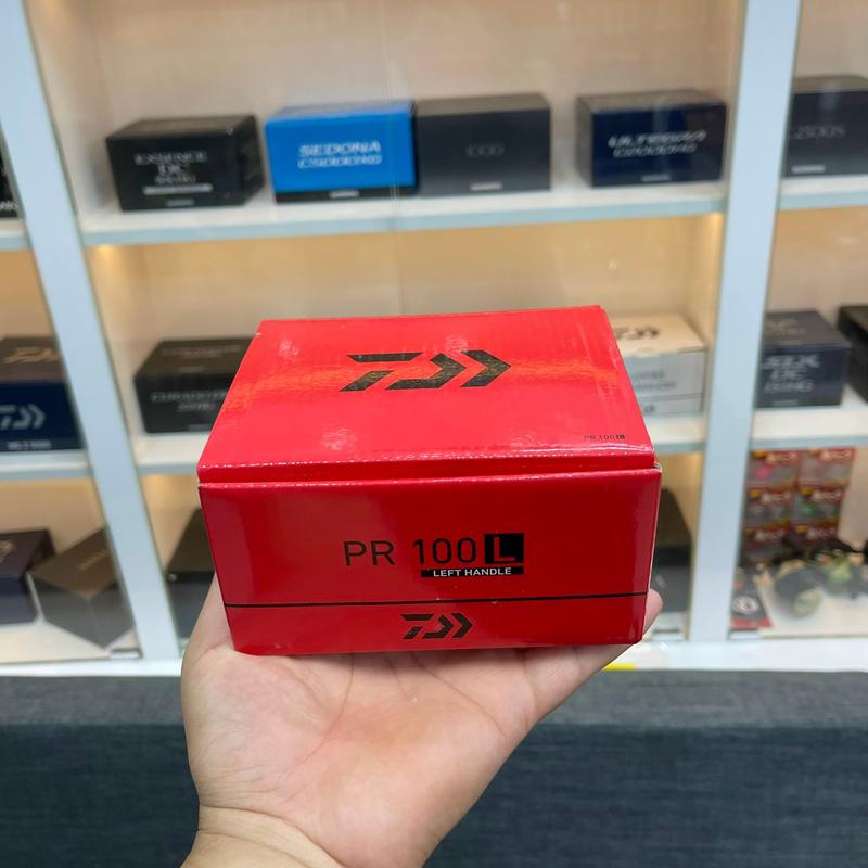 [LK HÒA] Máy Câu Ngang Daiwa PR100 - Máy đỏ Fishing Đi Câu Bắt Cá Câu Cá Nam Tay Quay