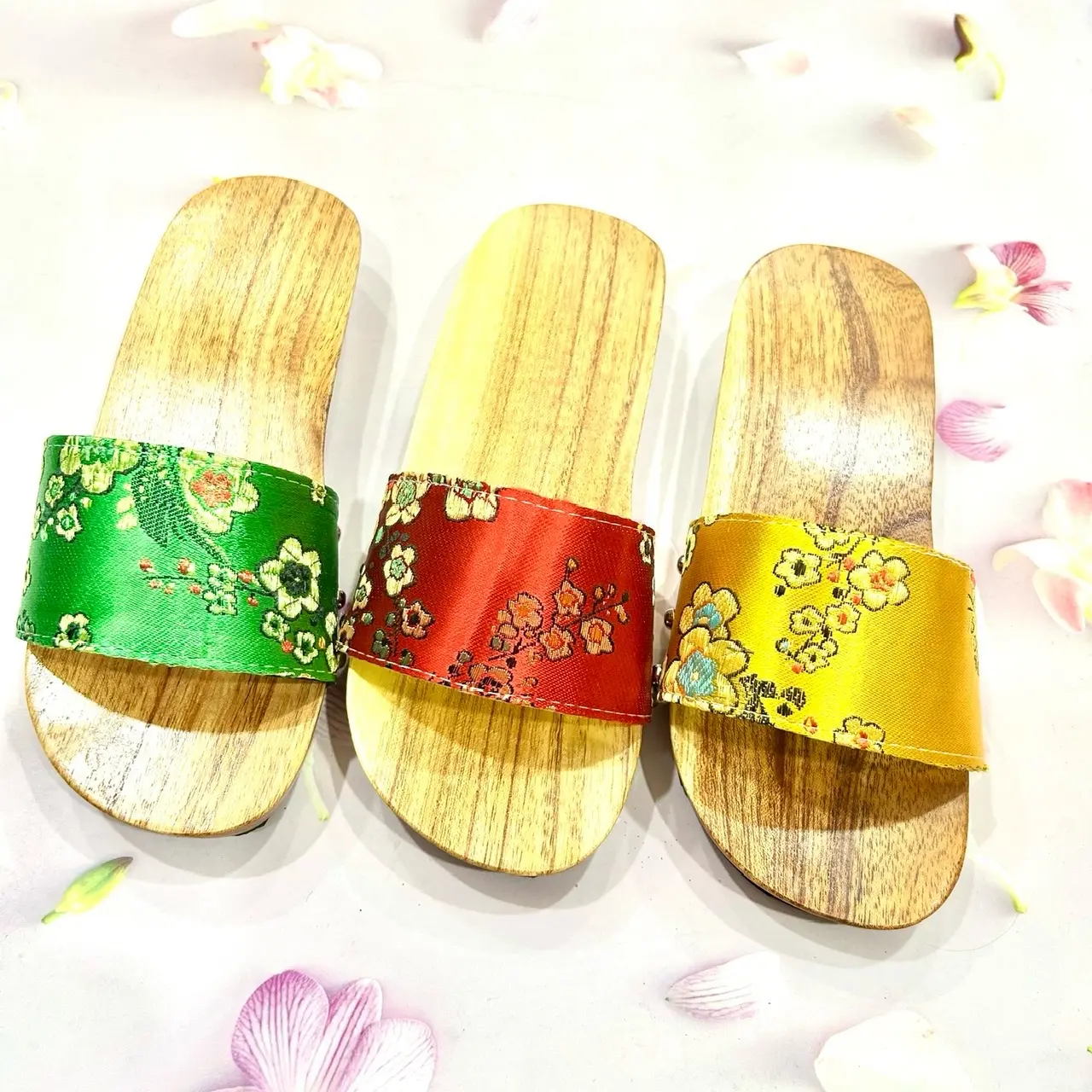 Guốc mộc guốc gỗ trẻ em bé gái bé trai đế 2 phân quai gấm