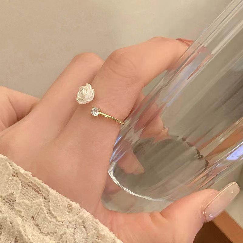 Product Introduction of New Trend Luxury Rings for Women Gold Plated Stainless Steel Rose Ring Fashion Aesthetic Jewelry Temperament Anillos Mujer 0