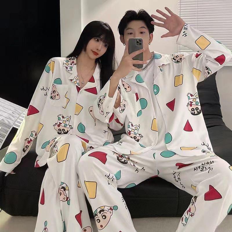 Bộ Đồ Ngủ Pyjama, Shin-chan Bút Chì Màu, Bộ Đồ Ngủ Lụa Cho Cặp Đôi, Dành Cho Người Yêu, Dành Cho Phụ Nữ Và Nam Giới, Bộ Đồ Ngủ Hoạt Hình, Đồ Ngủ Dài Tay, Có Cỡ M-3XL