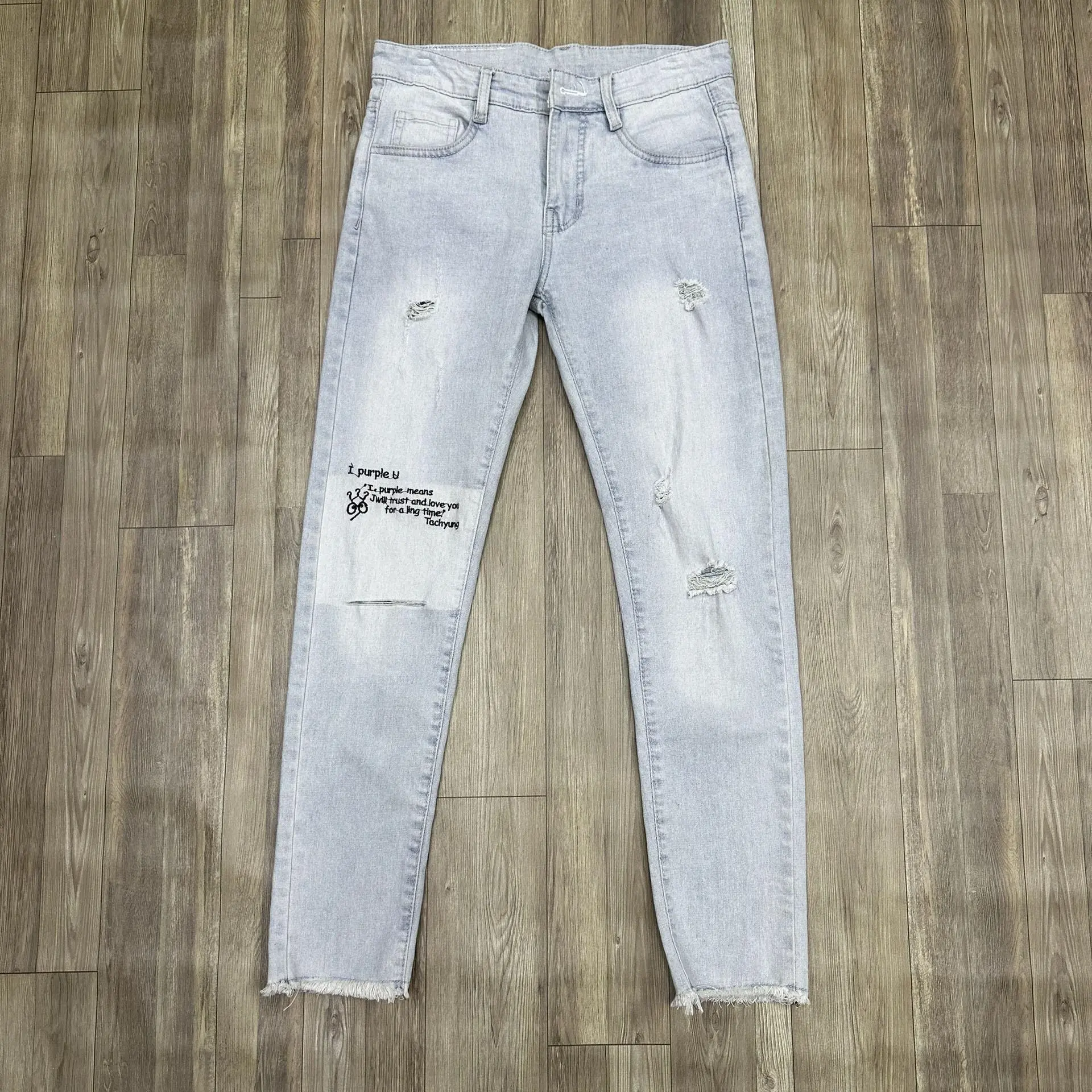 QUẦN JEAN DÀI CO DÃN MÀU XANH THÊU CHỮ GỐI MENSWEAR PANTS