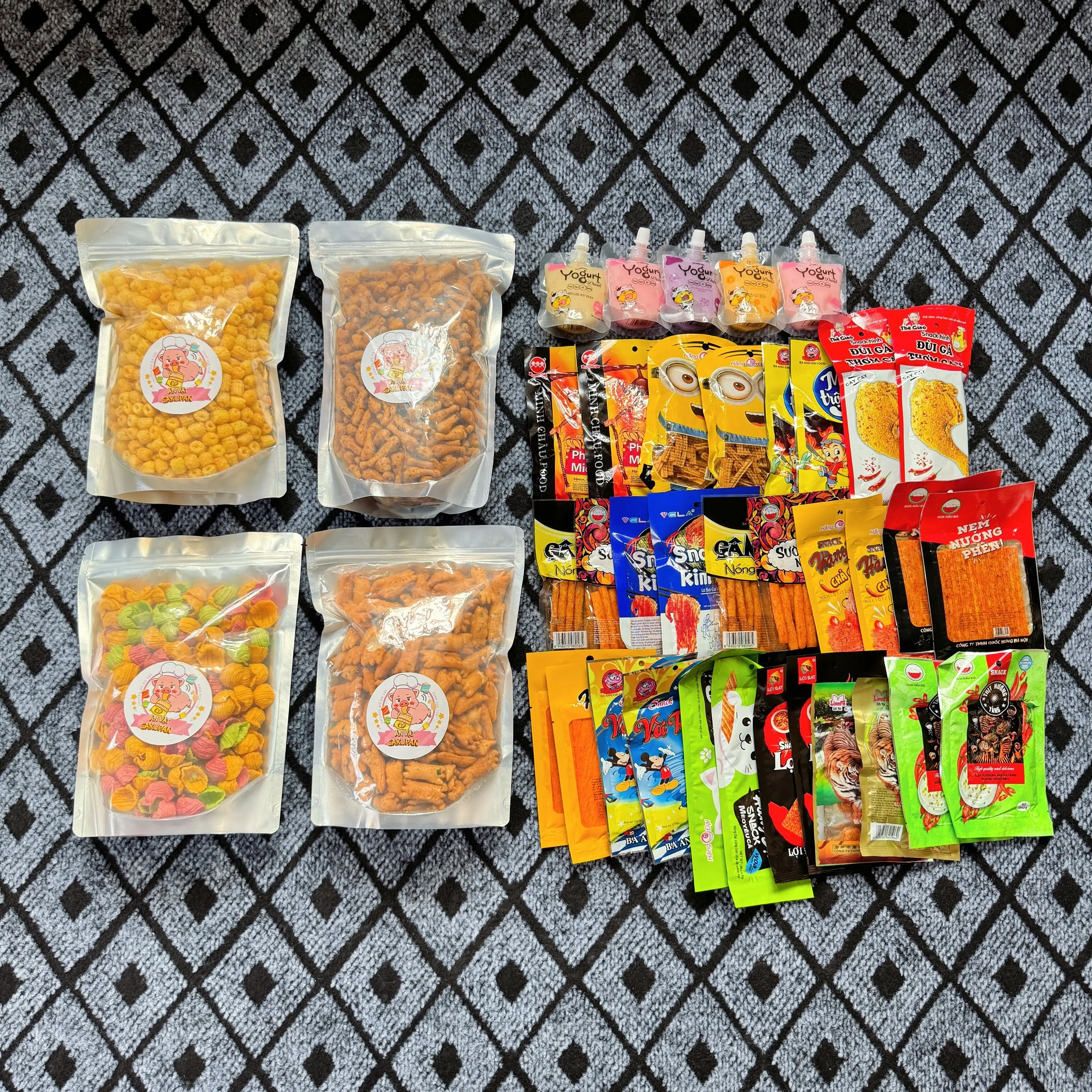 Combo 4 món ăn vặt snack đùi gà rong biển, snack cua hành, snack nui chiên phô mai, snack hình ốc ngũ sắc kèm theo 30 gói snack que cay mix vị và 5 sữa chua trái cây Ăn vặt A Long Foods
