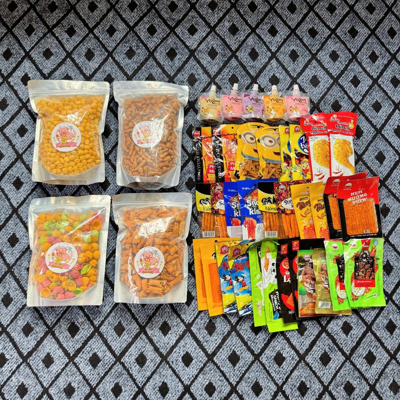  Combo 4 món ăn vặt snack đùi gà rong biển snack cua hành snack nui chiên phô mai snack hình ốc ngũ sắc kèm theo 30 gói snack que cay mix vị và 5 sữa chua trái cây Ăn vặt A Long Foods 