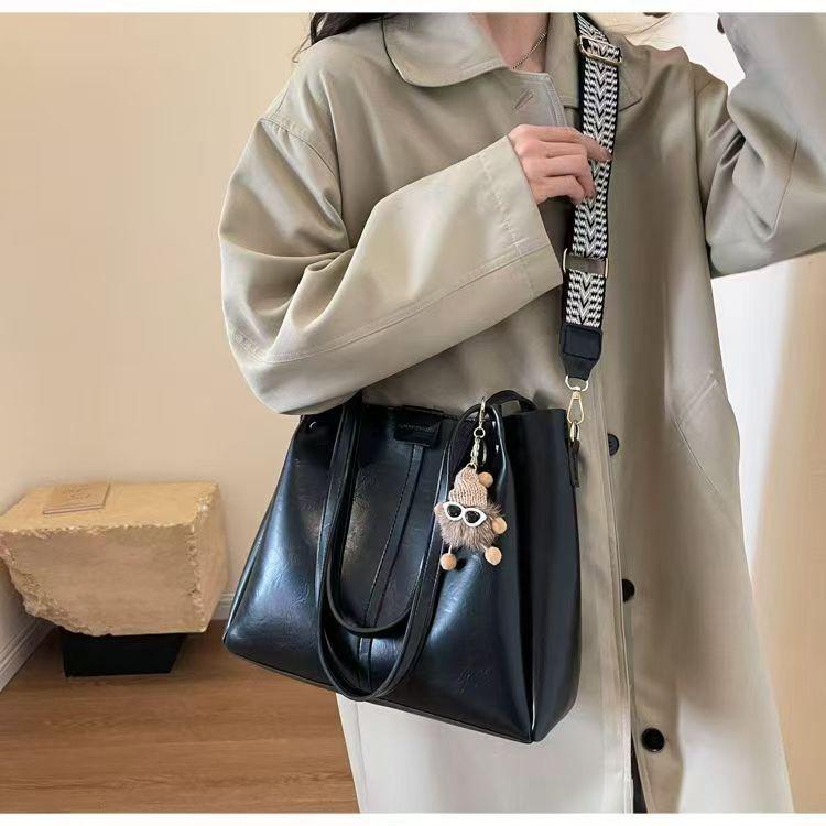 Product Introduction of Túi Tote Sức Chứa Lớn, Thời Trang Thu Đông Nữ, Phong Cách Cổ Điển Túi Đeo Vai, Dây Rộng, Túi Đeo Chéo, Thích Hợp Cho Sinh Viên Đại Học Và Người Đi Làm, Lý Tưởng Cho Các Dịp Đi Lại, Năm 2025 2