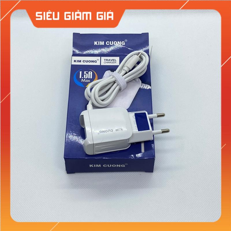 Bộ sạc chân micro usb tiêu chuẩn với dòng ra 1.5A nhãn hiệu KIMCUONG. Bộ sạc liền dây và có thêm cổng Usb mở rộng, phù hợp sạc cho các dòng máy chân cắm Micro đời thấp hoặc máy bàn phím người già. Dòng sạc nhỏ ít gây hại pin, Phụ Kiện 1