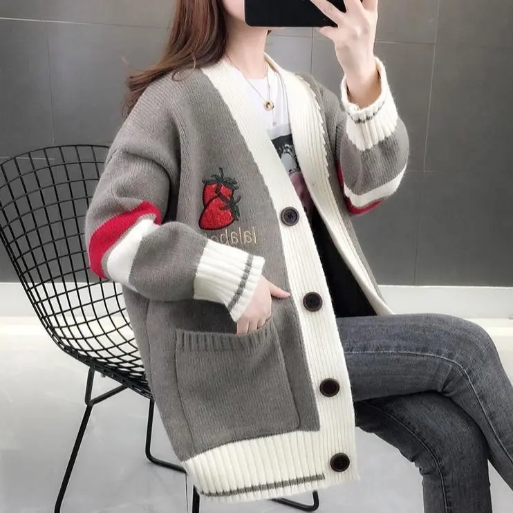 เสื้อคาร์ดิแกนถัก คอวี สไตล์เกาหลี ทรงหลวมและขี้เกียจ ความยาวปานกลาง เสื้อสเวตเตอร์นักเรียน เสื้อแจ็คเก็ตแฟชั่น สำหรับผู้หญิง ฤดูใบไม้ร่วงและฤดูหนาว มาใหม่