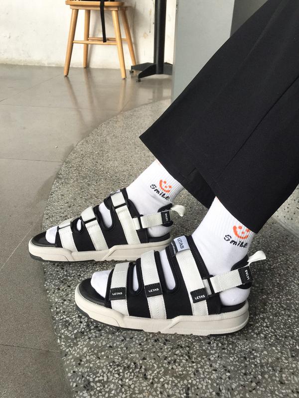 Giày Sandal nam nữ Unisex Letas, năng động, trẻ trung Trắng đen( D721) Cao Su Đế Bằng Nhung 7