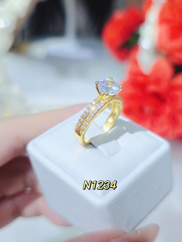 N1234 - Nhẫn nữ 1 viên chủ nhỏ 2 bên đính 2 hàng đá tấm xinh xắn dễ đeo
